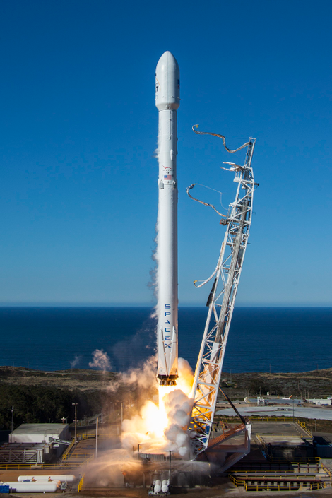 A Falcon 9 rocket lifts off from Vandenberg Air Force Base. (Image: SpaceX)
